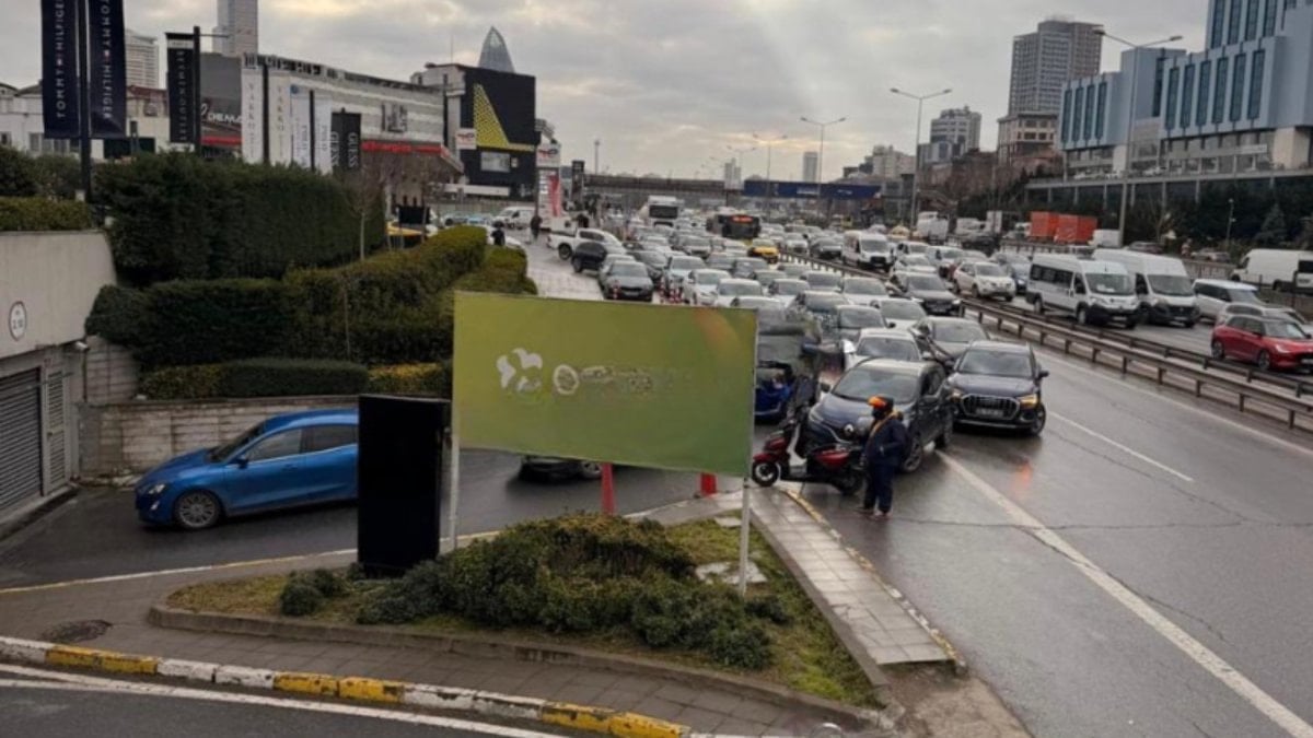 İstanbul E-5’te indirim kaosu: AVM önündeki araç kuyruğu trafiği kilitledi
