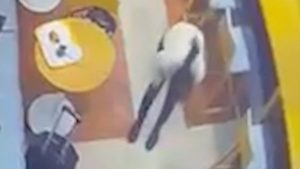 İstanbul Havalimanı’nda garsonun Heimlich müdahalesi hayat kurtardı