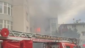 İstanbul’da 4 katlı binada çıkan yangında mahsur kalan 4 kişi kurtarıldı