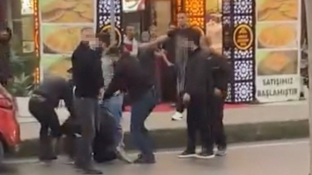 İstanbul’da aralarına aldıkları kişiyi dövdüler
