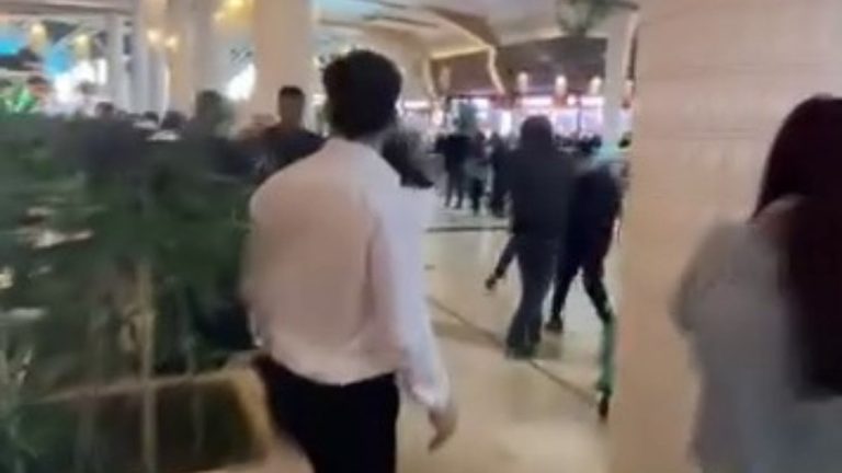 İstanbul’da AVM’de çıkan kavgada bıçaklanan güvenlik görevlisi oldu