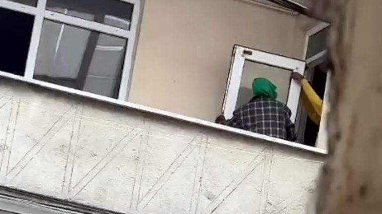 İstanbul’da boş evdeki pencereler çalındı