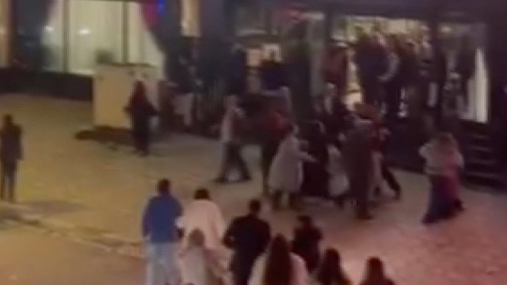 İstanbul’da düğün salonu önünde kavga çıktı: Meydan muharebesine döndü