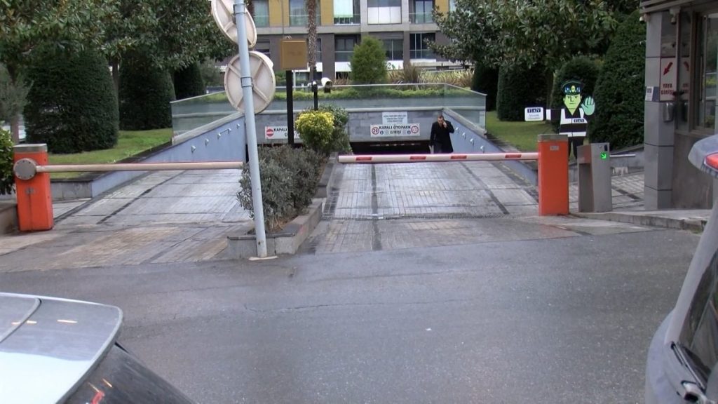 İstanbul’da güvenlikli site otoparkındaki 2 araçtan 30 milyon dolar çalındı