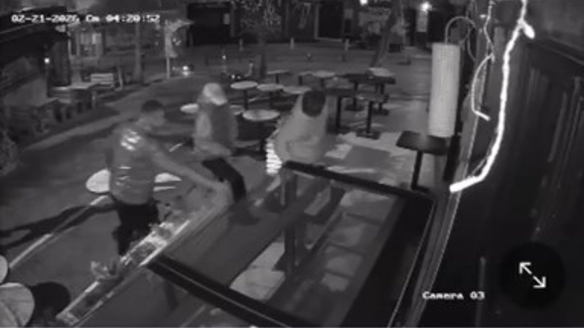 İstanbul’da kafe önünde çilek hırsızlığı