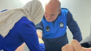 İstanbul’da kaldırıma park edilen aracın fotoğrafını çeken zabıtaya yumruklu saldırı