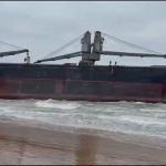 İstanbul’da karaya oturan gemide tahliye operasyonu kamerada