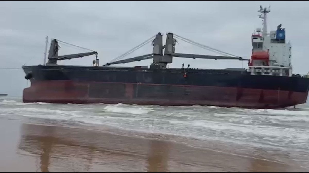 İstanbul’da karaya oturan gemide tahliye operasyonu kamerada