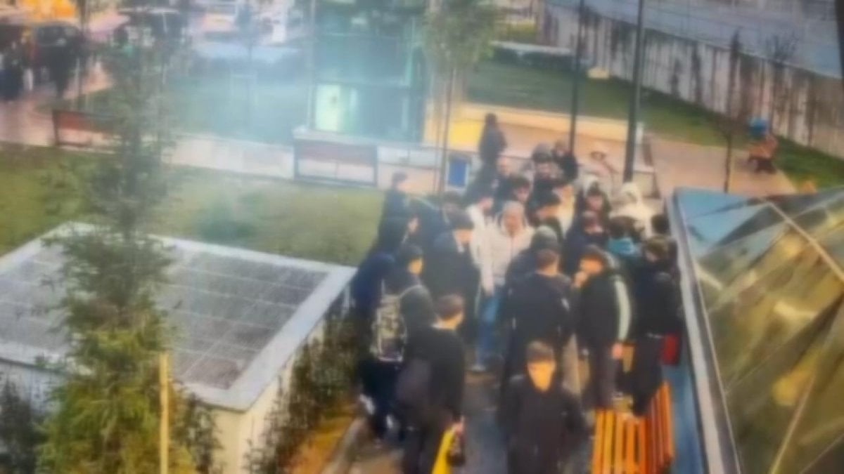 İstanbul’da kavgayı ayırmak isteyen adam 6 yerinden bıçaklandı