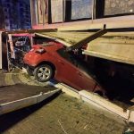 İstanbul’da kontrolden çıkan otomobil iş yerine daldı