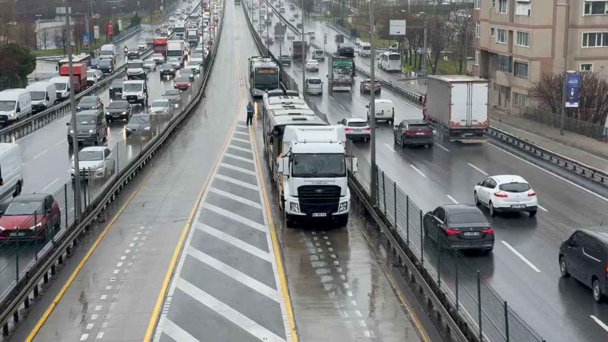 İstanbul’da metrobüs kazası: 4 yolcu yaralandı