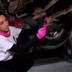 İstanbul’da oto sanayinin pembe eldivenli ustası ilgi çekiyor