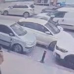 İstanbul’da otomobil, park halindeki 2 araca çarpıp kaçtı