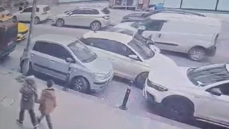 İstanbul’da otomobil, park halindeki 2 araca çarpıp kaçtı