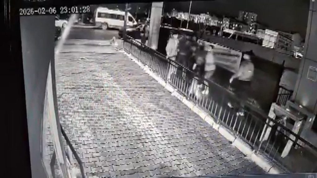 İstanbul’da polis memuru ve eşi sokak ortasında darbedildi