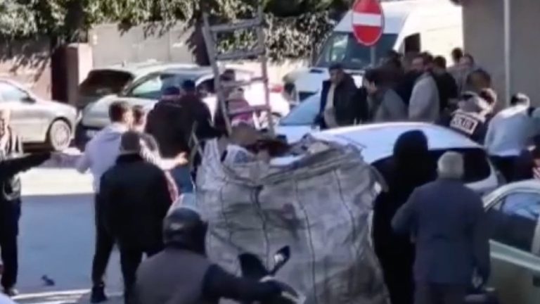 İstanbul’da polise hakaret edip satırla saldıran madde bağımlısı şahıs tutuklandı