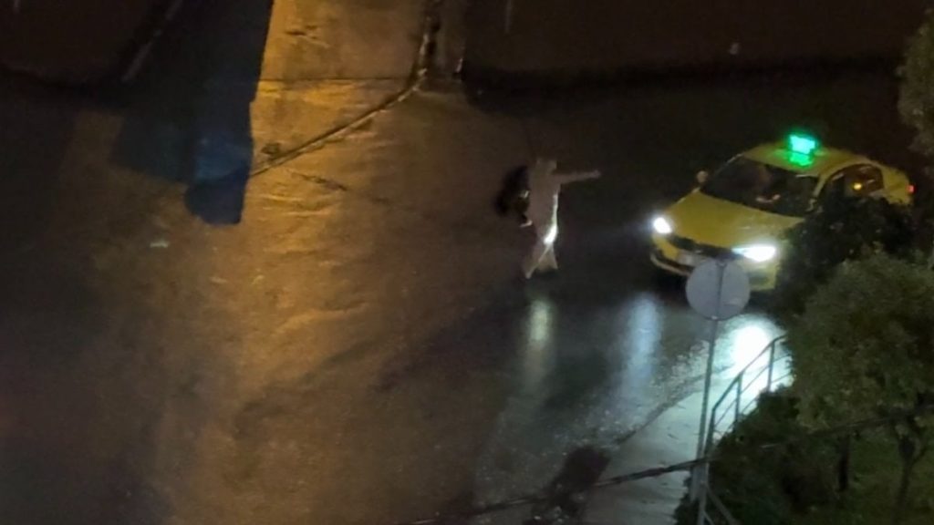 İstanbul’da sinir krizi geçiren kadın kendini yerden yere attı