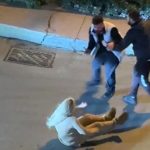 İstanbul’da sokaktaki tartışma sonrası kendini yerden yere attı: Elektrik direğine saldırdı