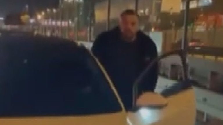 İstanbul’da trafikte tartıştığı motosikletliye önce küfür etti, sonra saldırdı