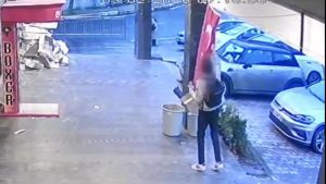 İstanbul’da Türk bayrağını bulunduğu yerden indiren şüpheli yakalandı