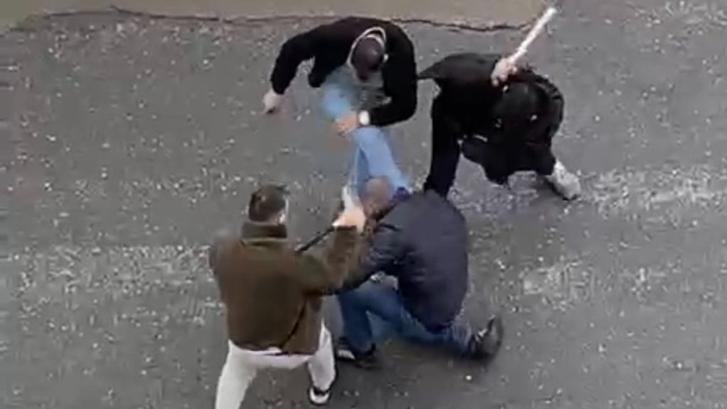 İstanbul’da üç kişi bir kişiyi sopalarla darbetti