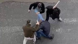 İstanbul’da üç kişi bir kişiyi sopalarla darbetti