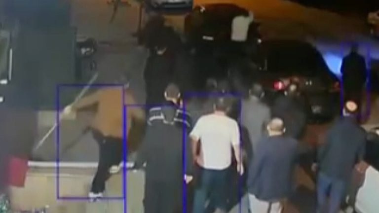 İstanbul’da uyuşturucu satıcılarını ihbar eden esnafa bıçak çekti: Meydan dayağı yedi