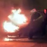 İstanbul’da yanan aracı pet şişeyle söndürmeye çalıştı