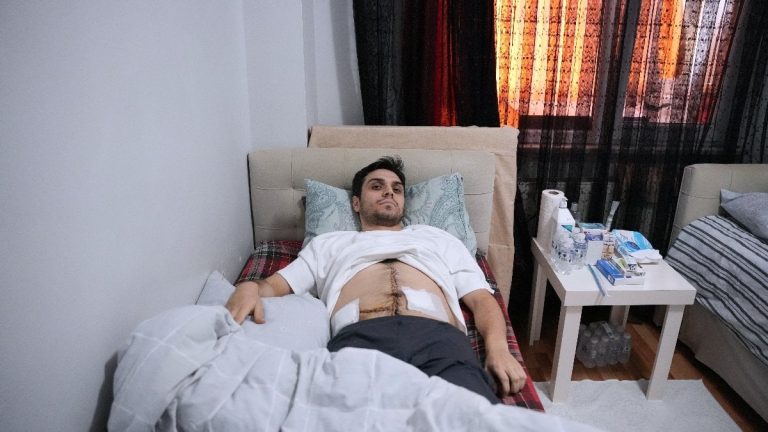 İstanbul’da yaşıtlarının darbettiği çocuğu kurtarayım derken 6 yerinden bıçaklandı