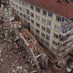 İstanbul’da yıkımı yapılan binadan kopan parçalar yandaki binaya hasar verdi