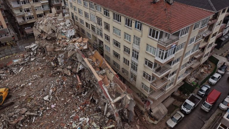 İstanbul’da yıkımı yapılan binadan kopan parçalar yandaki binaya hasar verdi