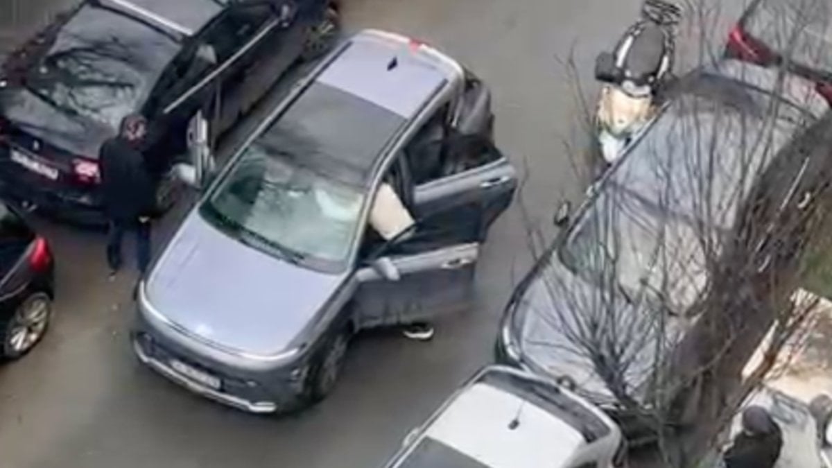 İstanbul’da yol verme kavgasında yaşlı sürücü aracından indirilip darbedildi