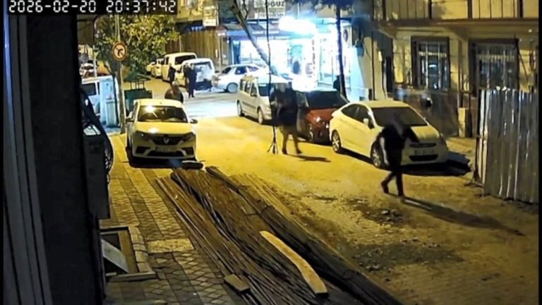İstanbul’da yol verme kavgasını çekmek isteyen kadın darbedildi: 2 Yaralı
