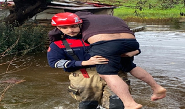 İtfaiye eri vatandaşı sırtında taşıdı