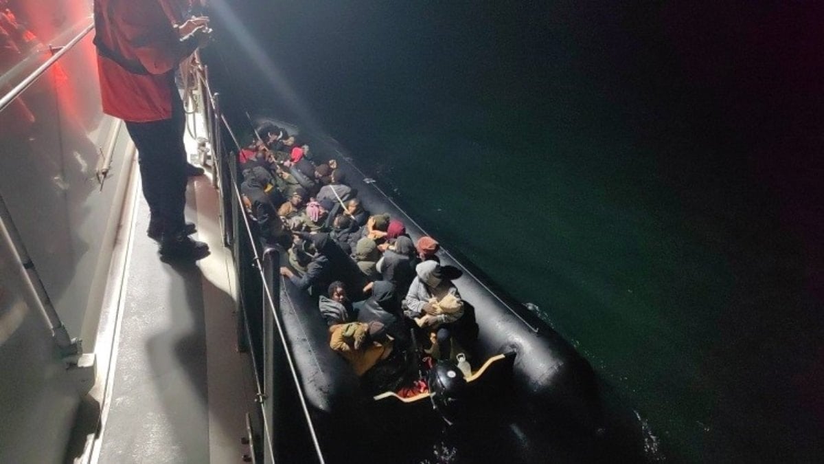 İzmir açıklarında 59 kaçak göçmen yakalandı