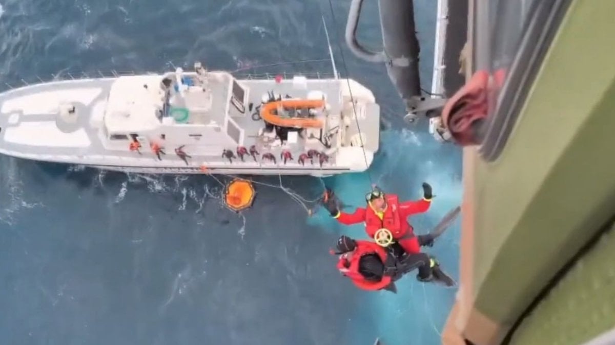 İzmir açıklarında batan göçmen botundan 2 kişi kurtarıldı