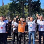 İzmir Buca’da maaşlarını alamayan memurların eylemi devam ediyor