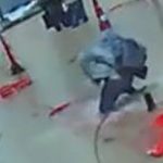 İzmir’de bir vatandaş göle dönen yolda çukura düştü