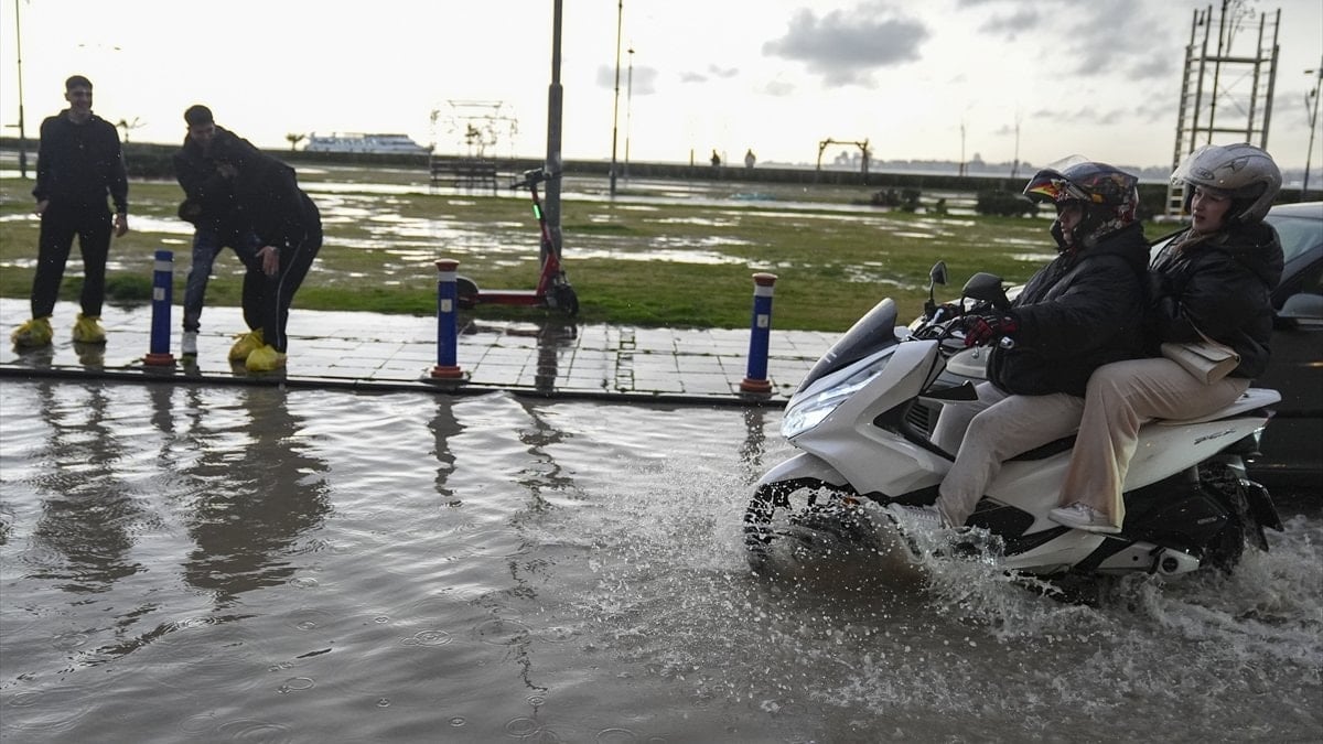 İzmir’de etkili olan sağanak yağışın ardından sokak ve caddeler göle döndü