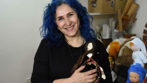 İzmir’de evlat hasretini bez bebeklerle dindirdi