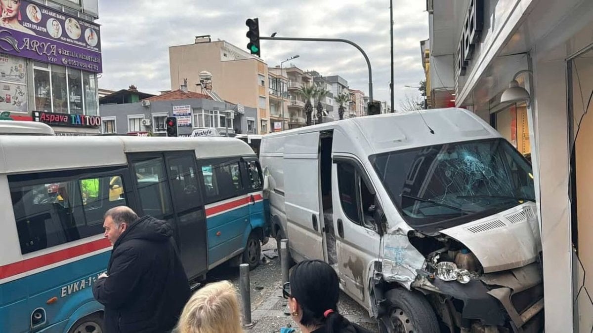 İzmir’de freni patlayan minibüs, kaldırımdaki yayaya çarptı