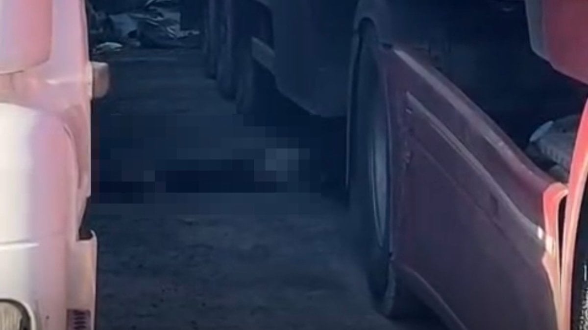 İzmir’de geri manevra yapan tırın altında kalarak can verdi