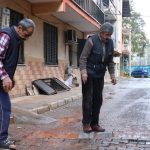 İzmir’de mahalleli bozulan yolu kendi imkanlarıyla onardı