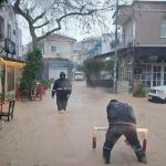 İzmir’de sağanak yağış: Çeşme’de caddeler göle döndü