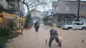 İzmir’de sağanak yağış: Çeşme’de caddeler göle döndü