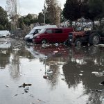 İzmir’de şantiyede bekletilen çöpler yağmur sularıyla sokağa dağıldı