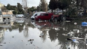 İzmir’de şantiyede bekletilen çöpler yağmur sularıyla sokağa dağıldı