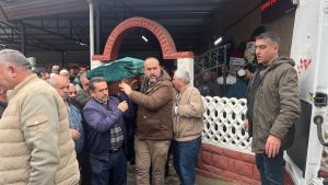 İzmir’de suyla dolan alt geçitte yaşamını yitiren sürücü, son yolculuğuna uğurlandı