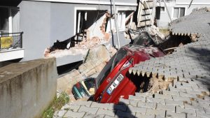 İzmir’de toprak kayması