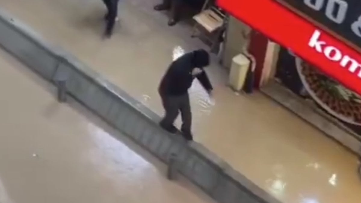 İzmir’de vatandaşlar sağanak sonrası göle dönen caddelerde yürüyemedi